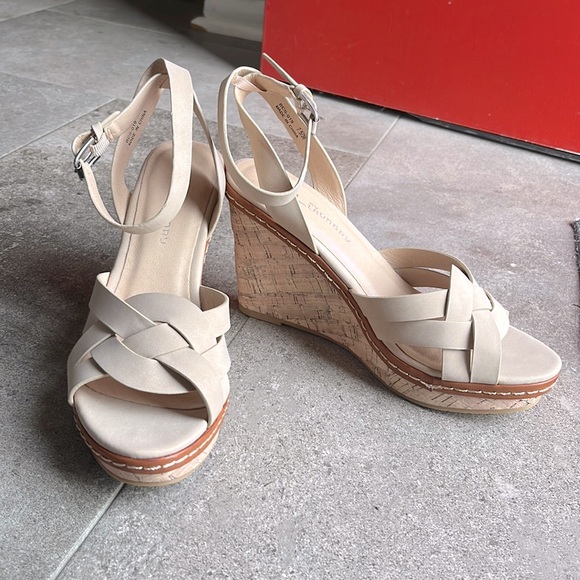 NWOT CL by Laundry 7.5 Tan Wedges - Picture 2 of 5